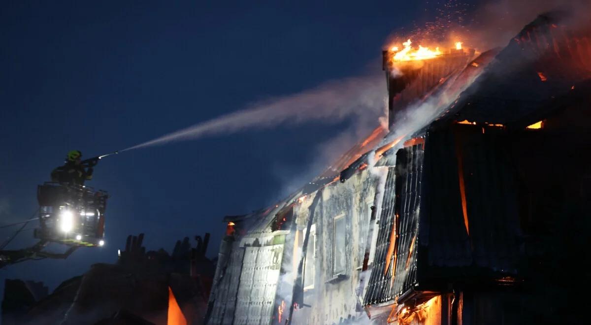 Płonie blok pod Warszawą. Rzecznik PSP: strażaków może czekać cała noc walki z żywiołem