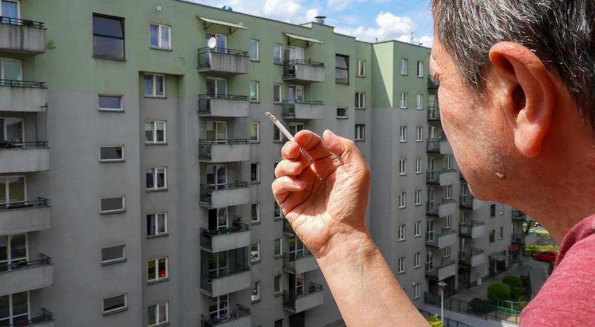 Zakaz palenia na balkonach. Część mieszkańców oburzona