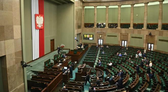 Przewaga Zjednoczonej Prawicy nad KO. Ruchy Trzaskowskiego i Hołowni z niskim poparciem