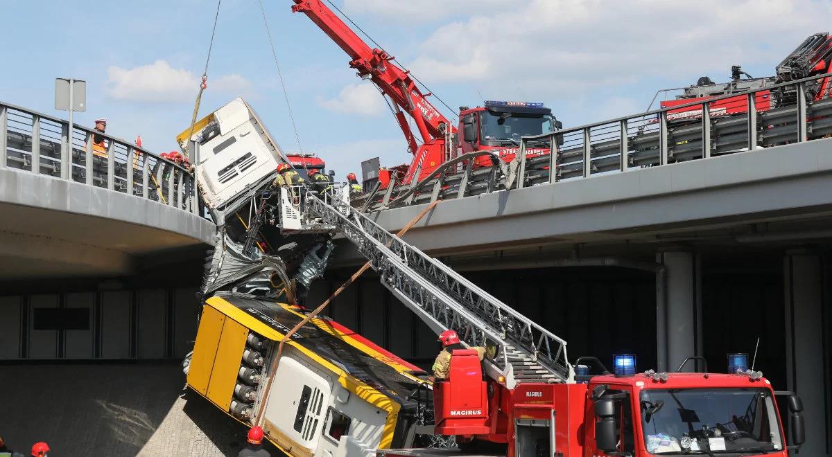 Autobus spadł z wiaduktu na S8. Kobieta ofiarą śmiertelną wypadku, wiele osób rannych