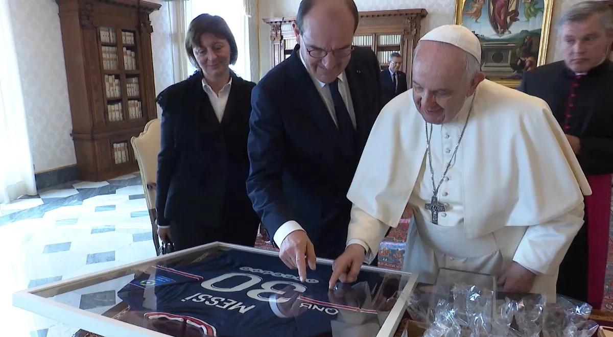 Papież otrzymał koszulkę Messiego z autografem. Prezent od premiera Francji 