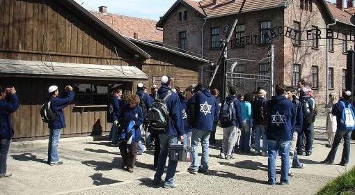Marsz Żywych. Młodzi Żydzi i Polacy przejdą "drogą śmierci" w Auschwitz