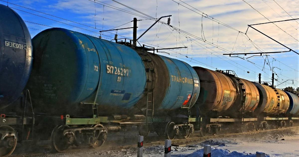 Rosja: eksplozja na torach przy rafinerii. Uszkodzona cysterna