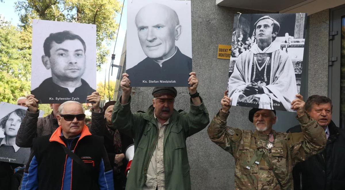 Pogrzeb komunistycznego propagandzisty Jerzego Urbana. Wśród uczestników Kwaśniewski i Michnik. Byli też protestujący