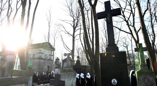 Na cmentarzach wciąż połonie tysiące zniczy