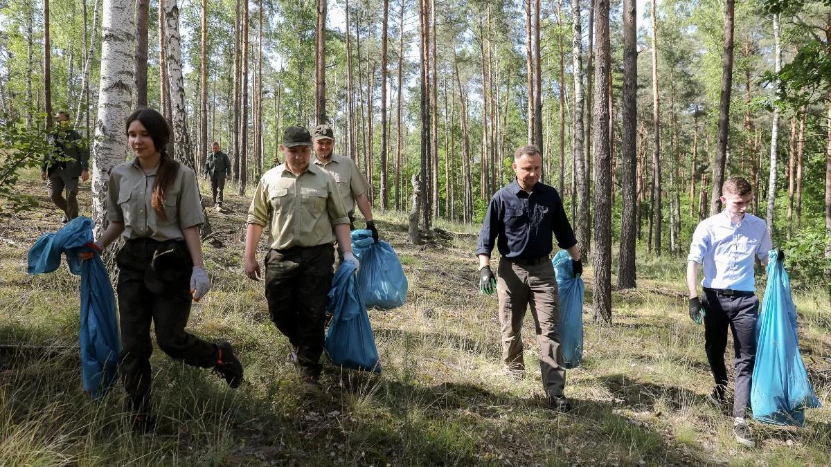 Para prezydencka wzięła udział w akcji #sprzątaMY. "Powinniśmy wspólnie zadbać o lasy"