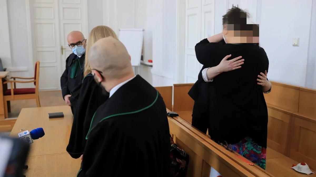 Rozklejały w Płocku wizerunek Maryi z tęczową aureolą. Jest decyzja sądu