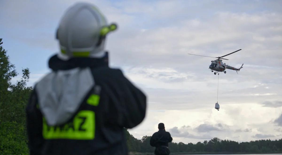 Śmigłowce SG i policyjne Black Hawki wysłane na zalane tereny. Trwa uszczelnianie grobli