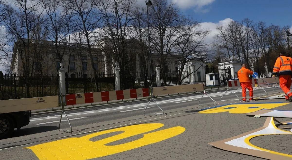 "Daj coś z worka dla orka". Happening pod ambasadą Rosji w Warszawie