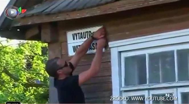 Litwa: przed kamerą zerwano polską tabliczkę