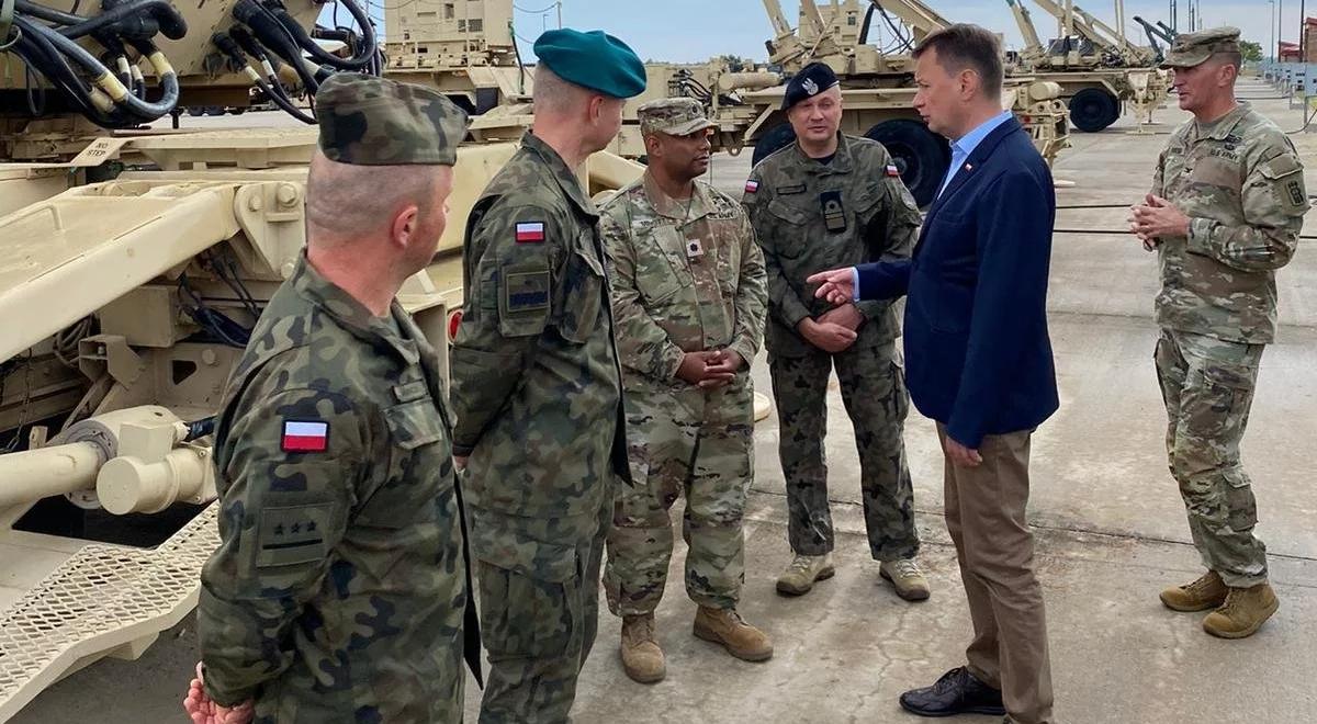 "Jestem pod wrażeniem ich podejścia do swoich obowiązków". Szef MON spotkał się z polskimi żołnierzami w USA