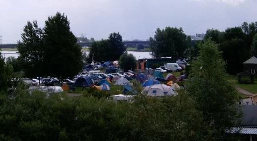 Holenderskie agencje pracy muszą przenieść Polaków z campingu