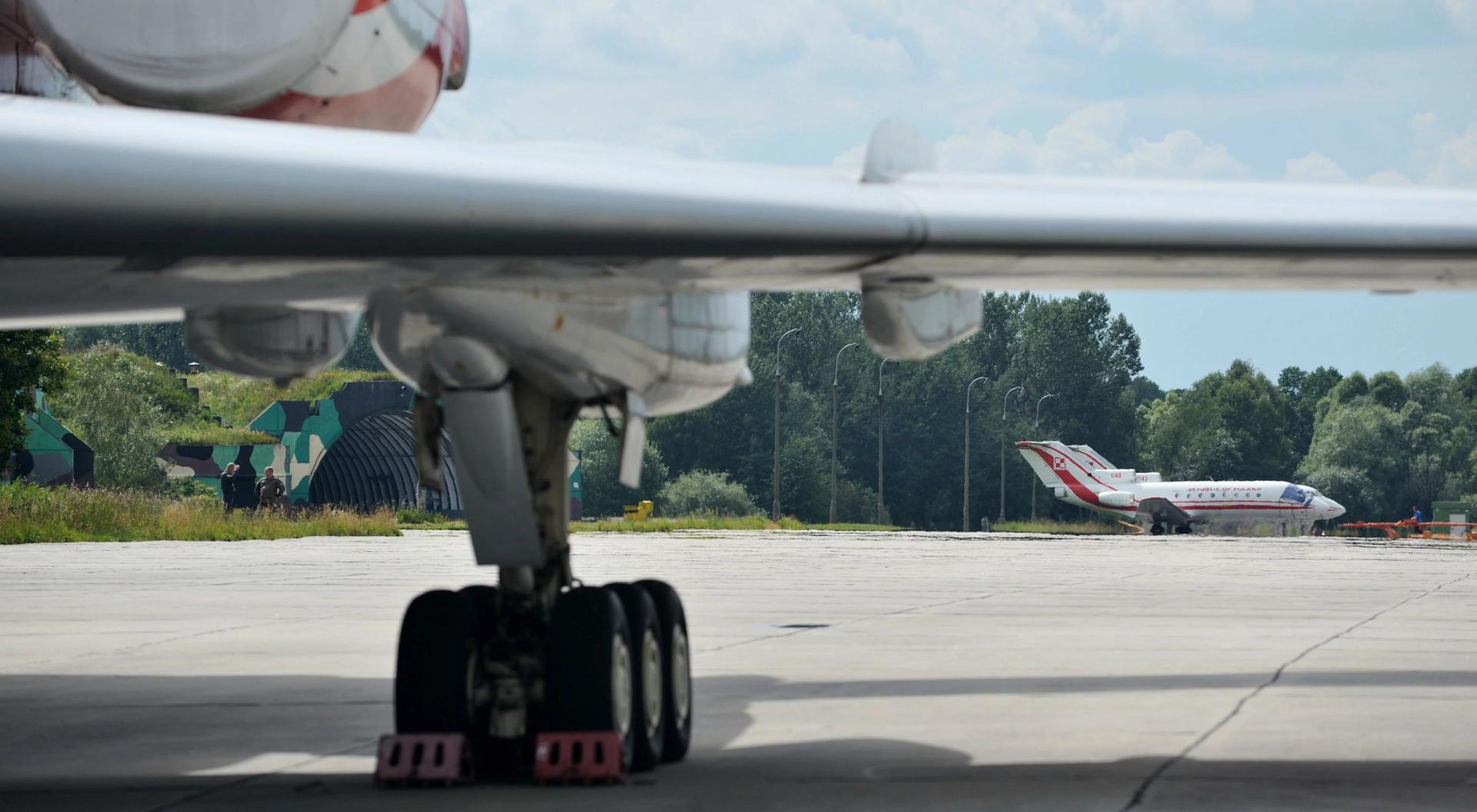 Ktoś przed wylotem manipulował przy skrzydle TU-154M? Nagrania z lotniska
