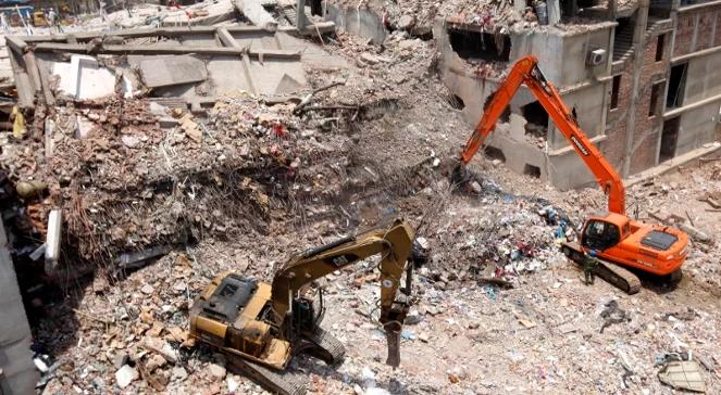 Bangladesz: z ruin fabryki wciąż wydobywają ciała ofiar