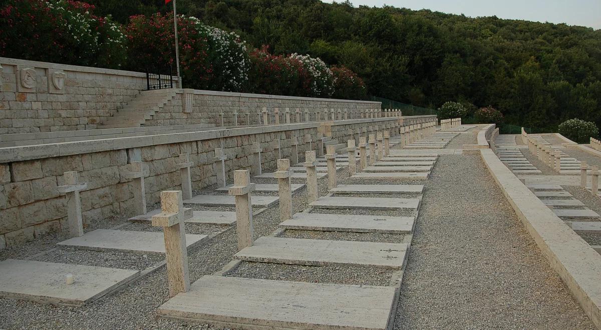 Kwiaty i znicze na grobach Polaków na cmentarzach wojennych we Włoszech. Monte Cassino pod specjalną ochroną