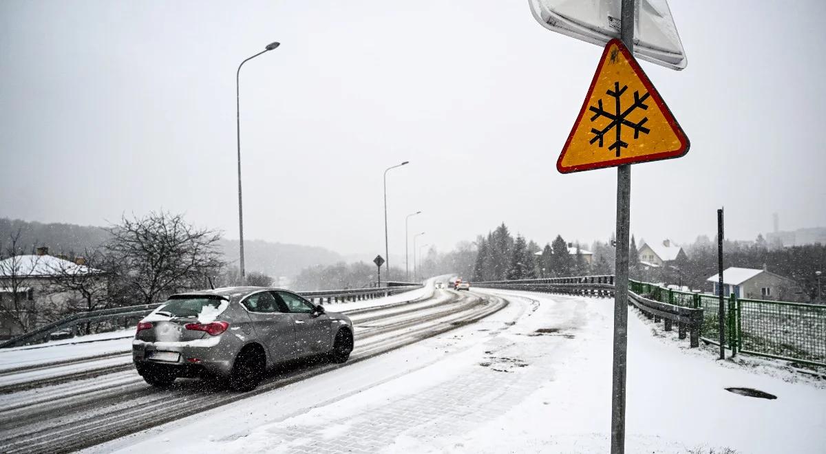 Intensywne opady śniegu oraz marznące opady deszczu. Uwaga kierowcy! Na drogach ślisko