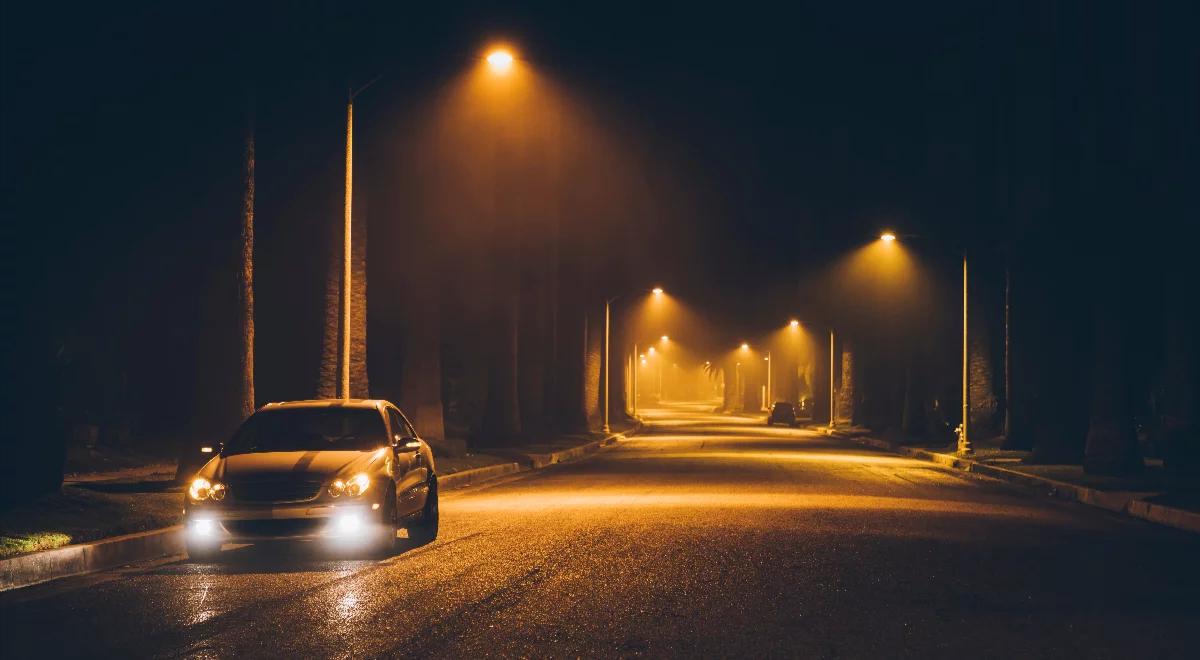 Uwaga kierowcy, to będzie mglista noc. GDDKiA apeluje o ostrożną jazdę