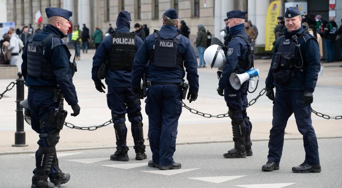 Dwie manifestacje na ulicach Warszawy. "Stop imigracji" i "Stop faszyzmowi". Policja w gotowości