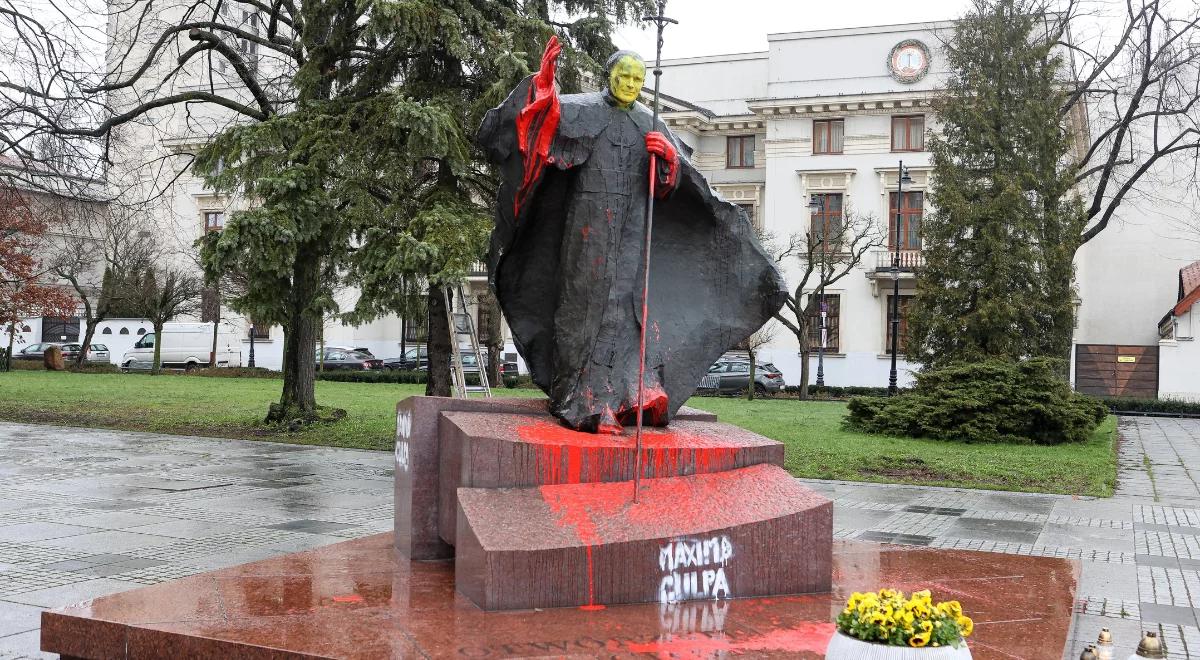 Pomalował farbą pomnik Jana Pawła II. Sąd wydał wyrok