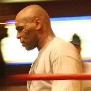 Mike Tyson znów nokautuje, tym razem na lotnisku