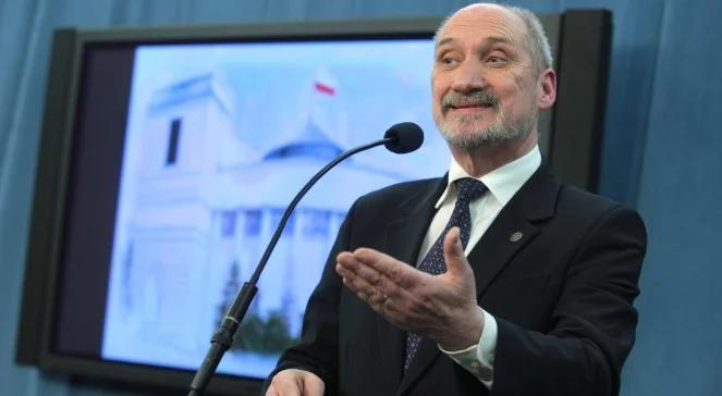 Macierewicz "odbija piłkę" i liczy na śledczych