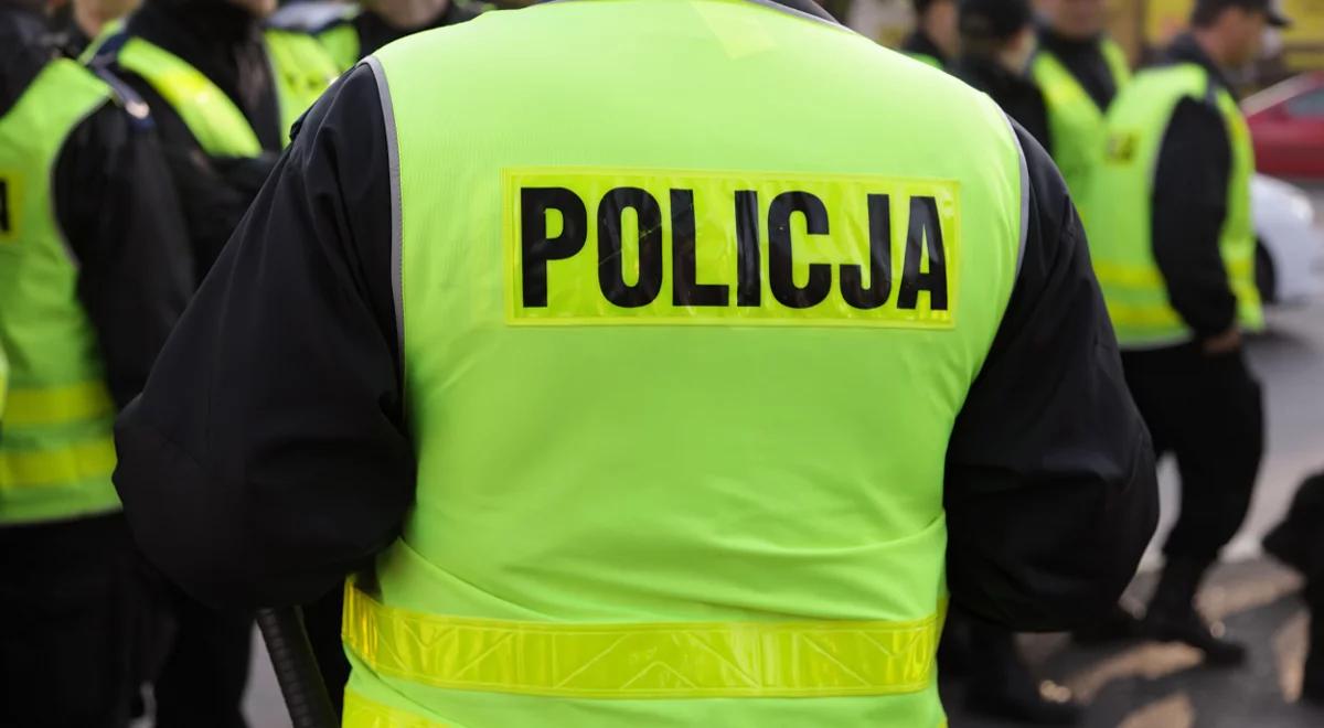Policja w Krakowie poszukuje sprawców dewastacji 26 pojazdów