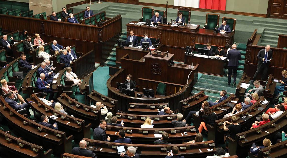 PiS z ogromną przewagą nad innymi partiami. Mniej Polaków chętnych głosować