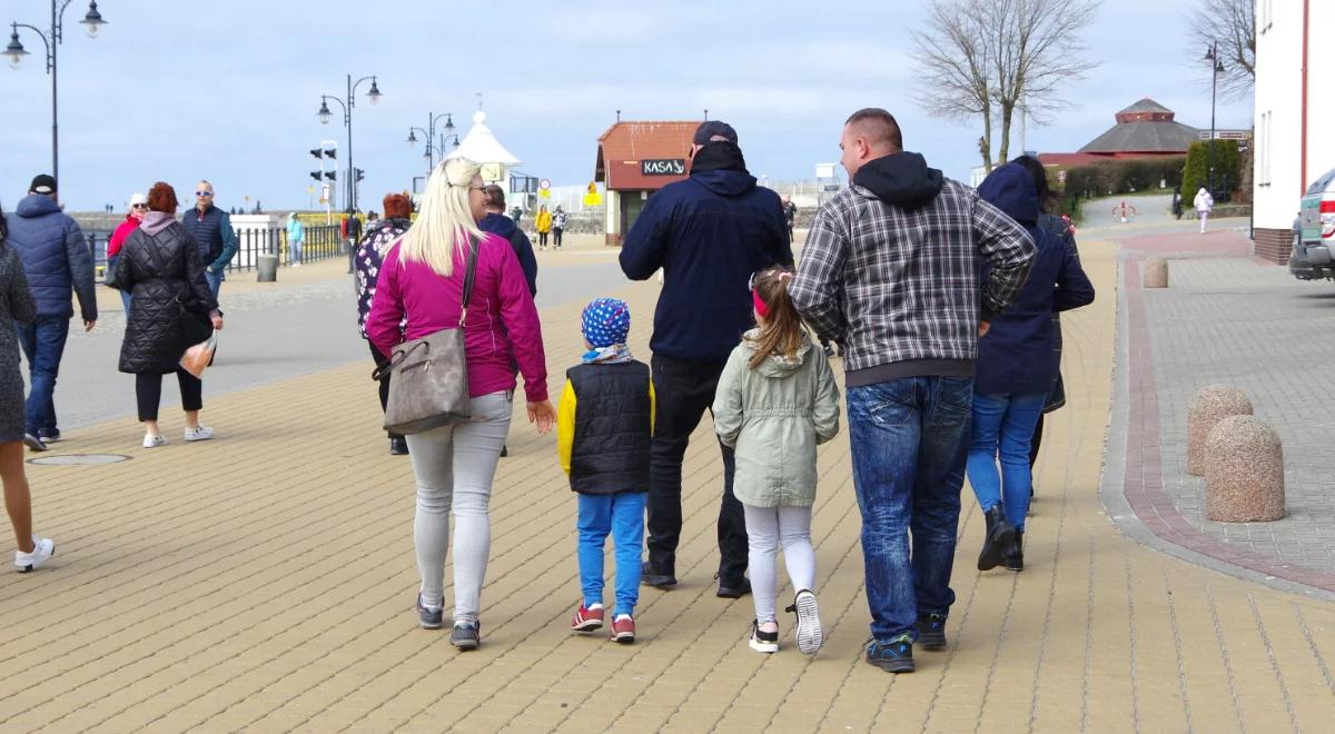 Nowy sondaż: Polacy niemal pół na pół ws. propozycji Nawrockiego