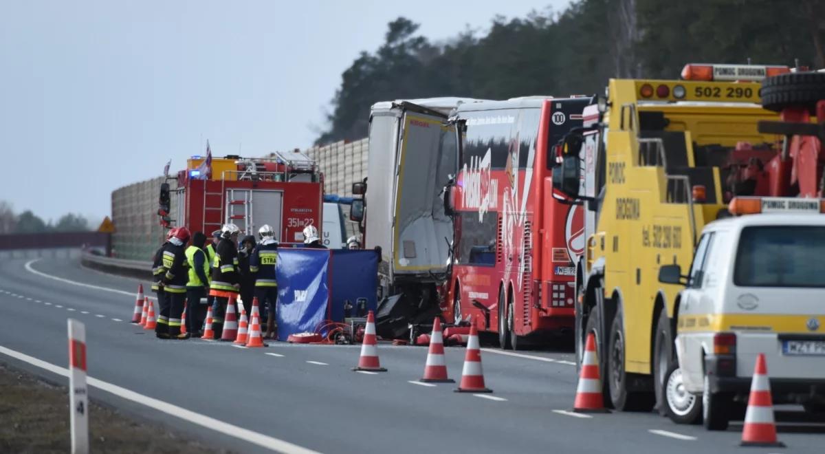 Autokar uderzył w ciężarówkę na A2. Jedna osoba nie żyje, są ranni