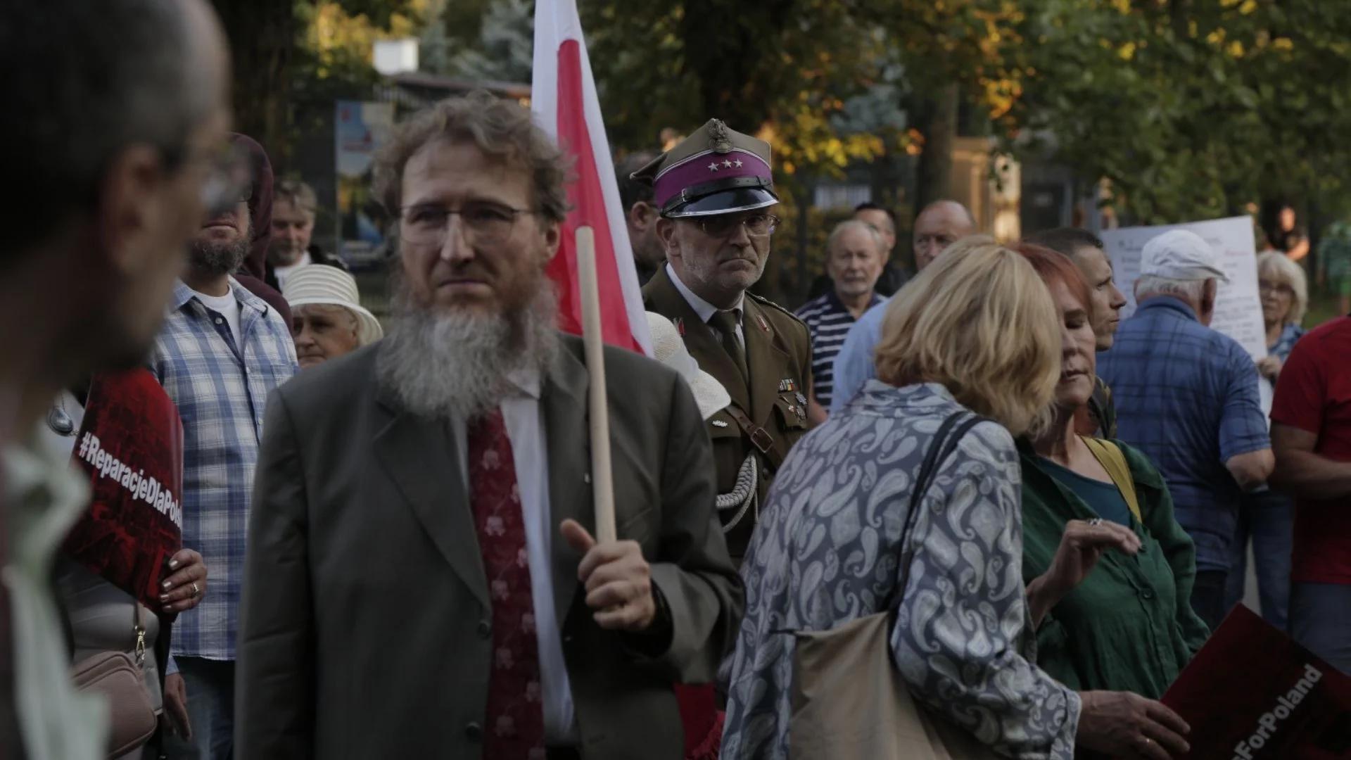 "Nie ma przebaczenia bez rozliczenia". Manifestacja zwolenników reparacji przed ambasadą Niemiec