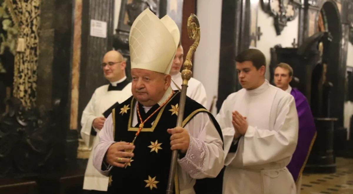 "Nie ulegajmy złu. Nie poddawajmy się zwątpieniu". Procesja do grobów królewskich w Krakowie