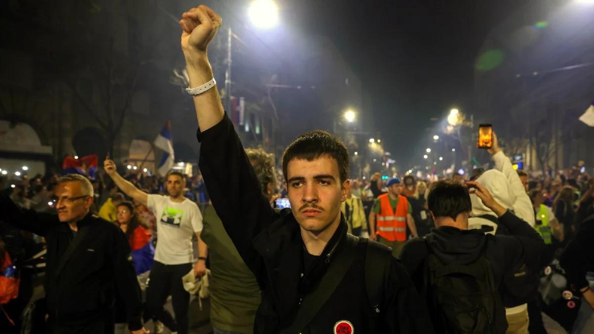 Nagła panika na proteście w Belgradzie, ludzie padali i krzyczeli. Służby oskarżone o użycie broni sonicznej