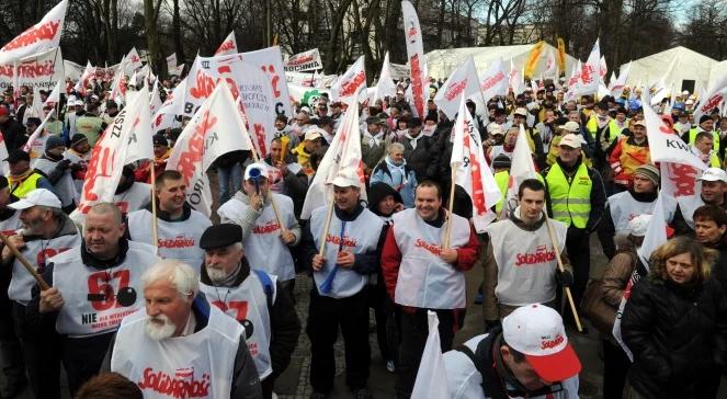 "Solidarność" przed Sejmem: gwizdy i wybuchy petard