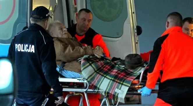 Proces ws. stanu wojennego. Czesław Kiszczak pod eskortą policji przewieziony na przymusowe badania
