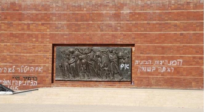 "Hitlerze, dziękujemy za Szoah" przed Yad Vashem...