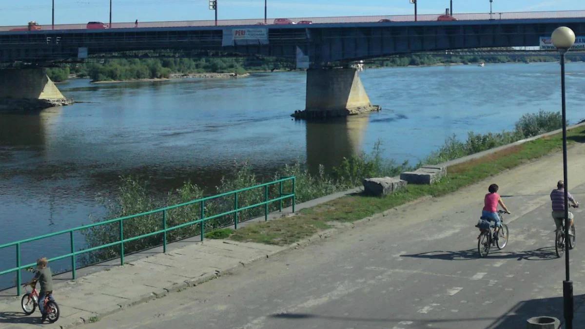 Kary za picie na bulwarach. Policja nie rezygnuje, mimo wyroku sądu