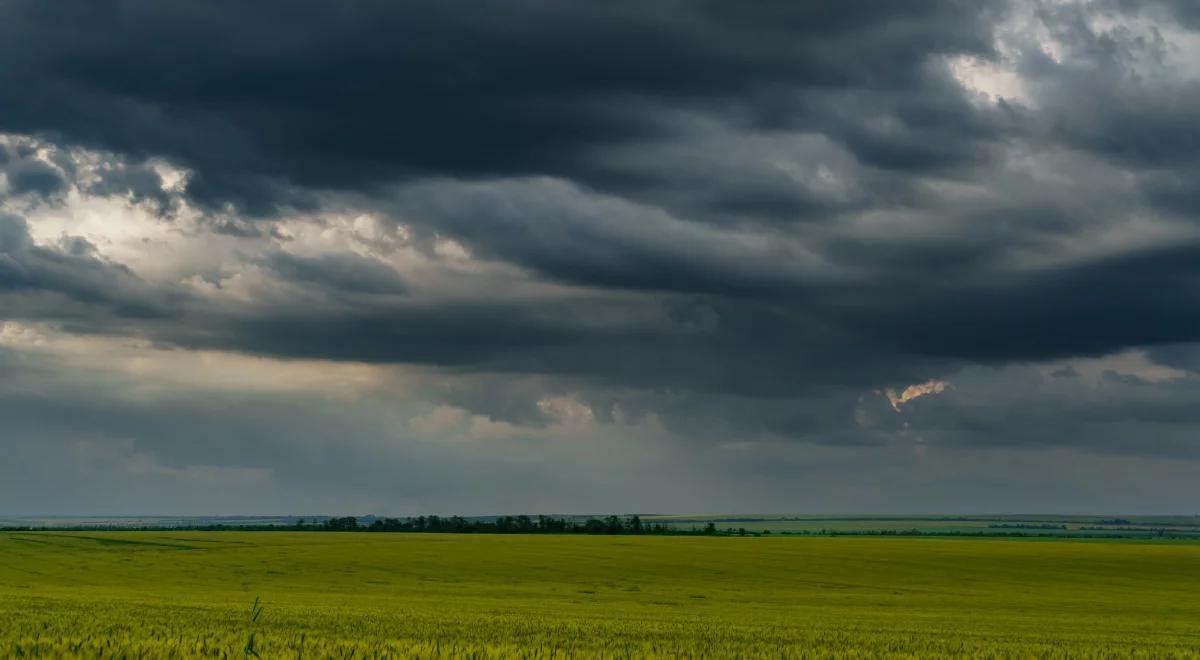 Nadchodzi zmiana pogody. Deszcz, burze i silny wiatr