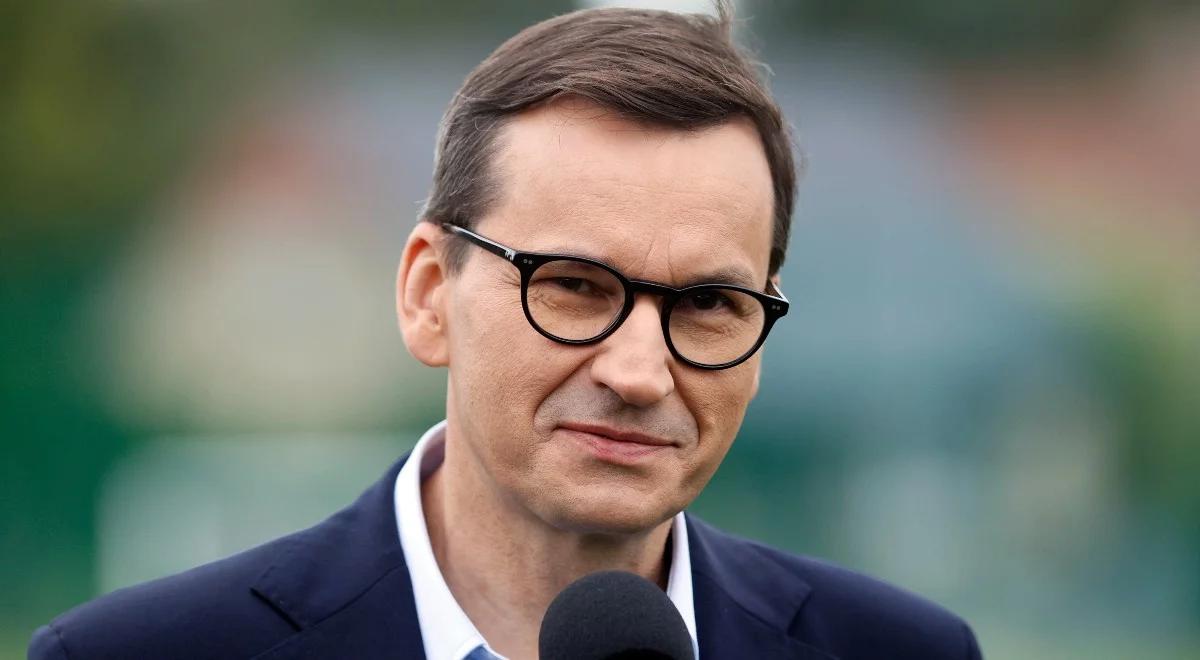 Nowe boisko w Truskolasach. Premier: poprzez piłkę nożną dzieją się dobre rzeczy