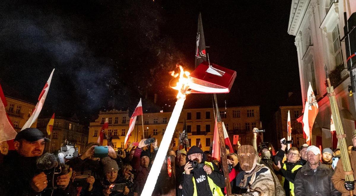 Kolejny uczestnik antysemickiego marszu w Kaliszu zatrzymany. 55-latek usłyszał dwa zarzuty