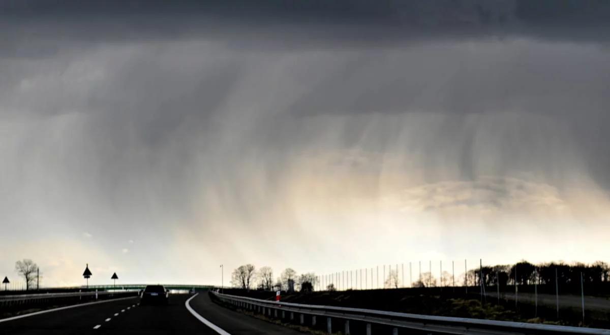 Mżawka i przelotny deszcz utrudniają jazdę. Jest ostrzeżenie GDDKiA