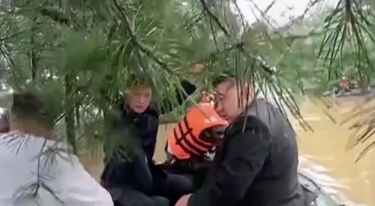 Wielkie powodzie w Korei Północnej. Kim Dzong Un wpada na drzewo w propagandowym wideo