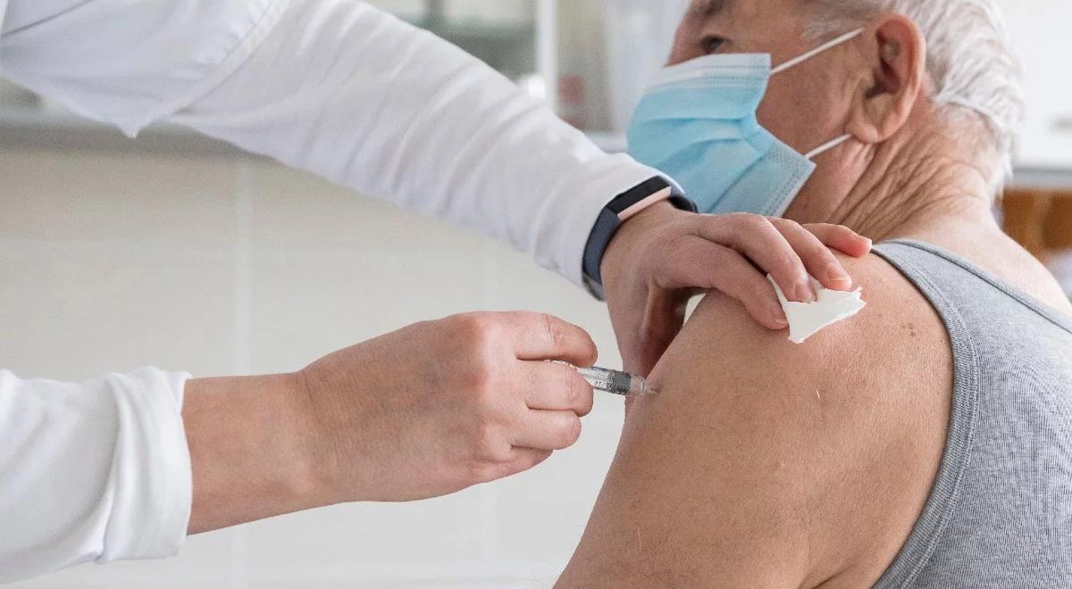 Brytyjscy naukowcy: pierwsza szczepionka zmniejsza ryzyko hospitalizacji