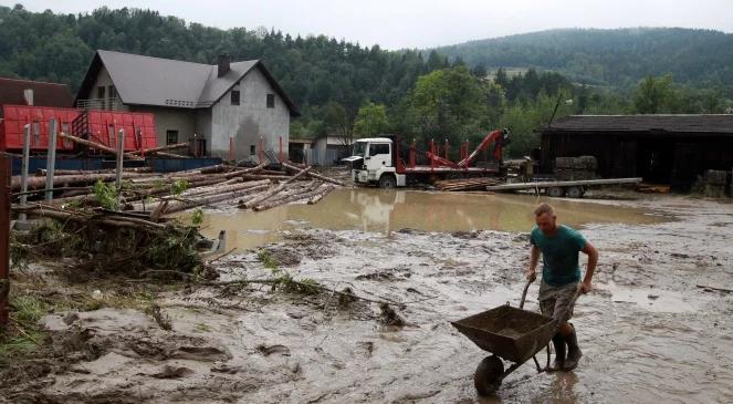 Rząd obiecuje zapomogi dla poszkodowanych po ulewach w Małopolsce