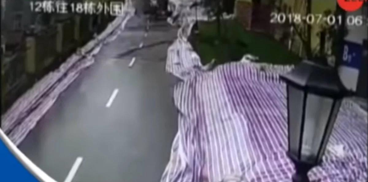 W Chinach zapadła się droga. Zdarzenie zarejestrowały kamery [WIDEO]