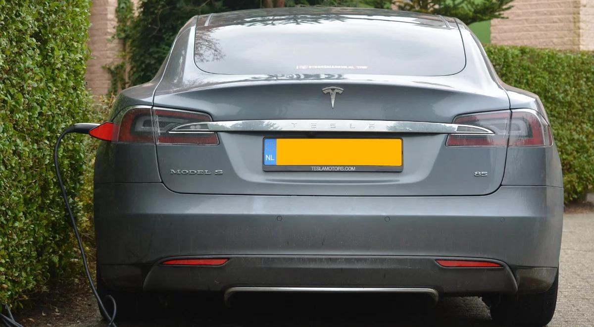 Autopilot w samochodach firmy Tesla