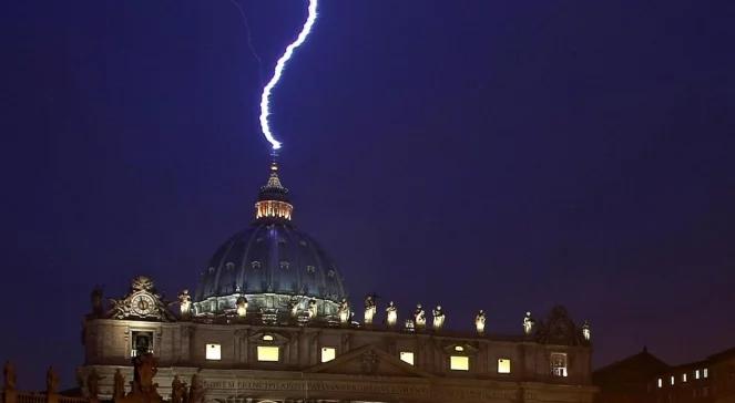 Papież Benedykt XVI abdykuje. Piorun uderzył w Watykan! [zdjęcie]