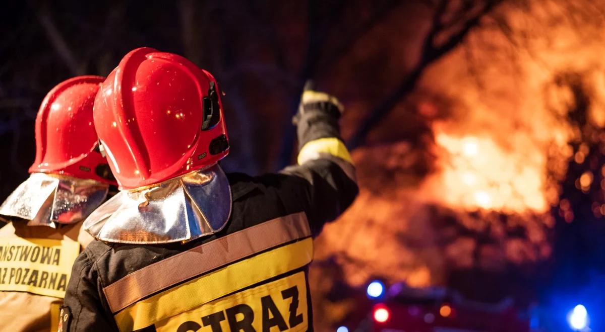 Pożar w Katowicach. Policjant wskoczył w płomienie