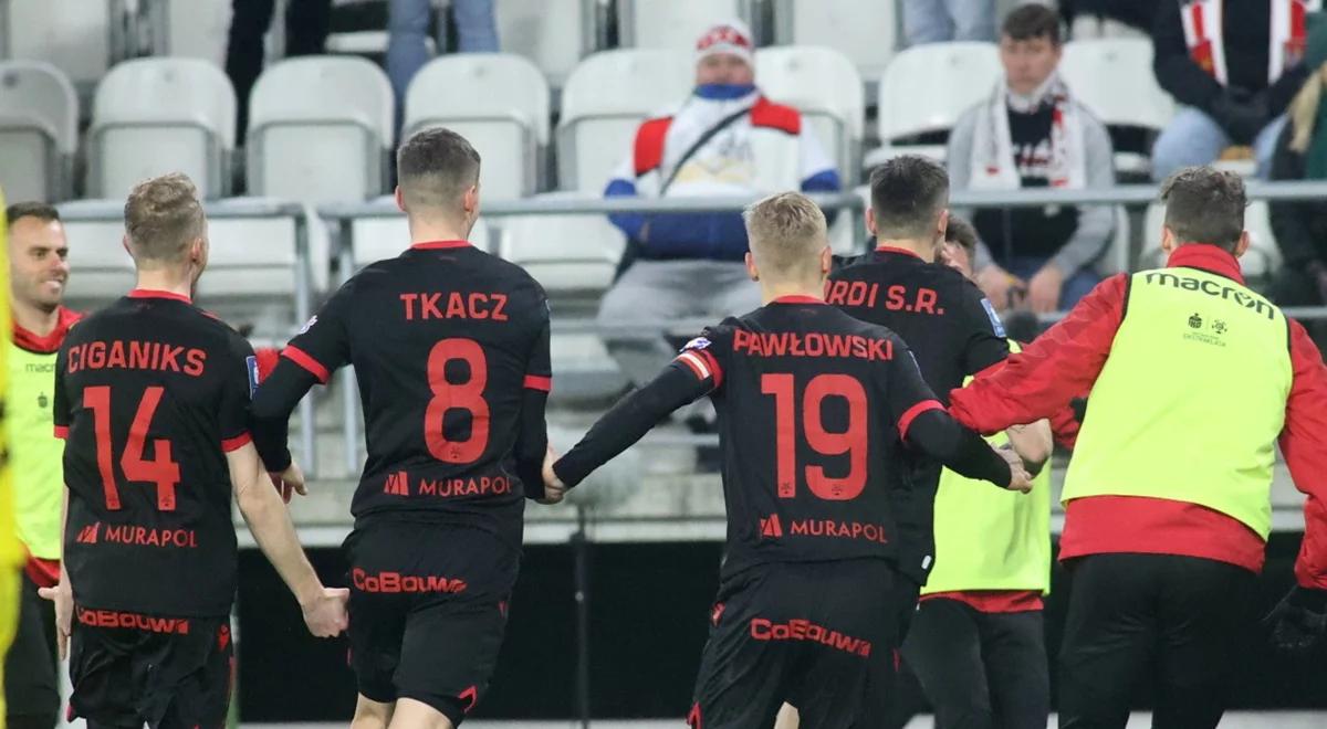 Ekstraklasa. Skandal w derbach Łodzi. Kibice Widzewa wywiesili flagę  CSKA Moskwa 