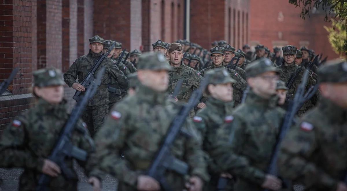 Coraz więcej ochotników wstępuje w szeregi WOT. "Sytuacje kryzysowe wyzwalają potencjał patriotyczny"