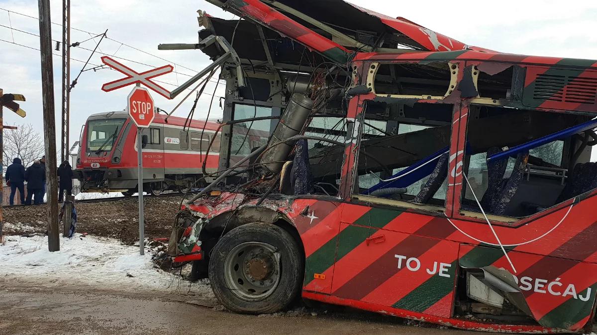 Serbia: tragiczny wypadek na przejeździe kolejowym. Pociąg uderzył w autobus, 5 osób nie żyje